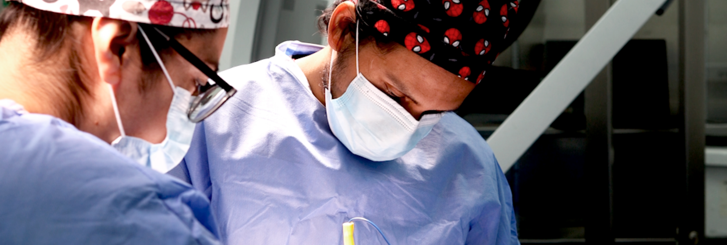 Equipo médico durante una cirugía